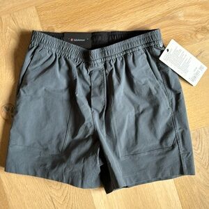 NEW WITH TAGS! Lululemon Men Bowline Short 5” Versatwill classic fit size M.